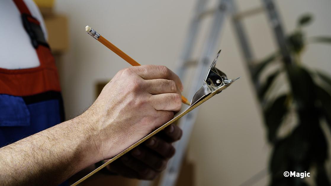 Photo d'un artisan en train de diagnostiquer 