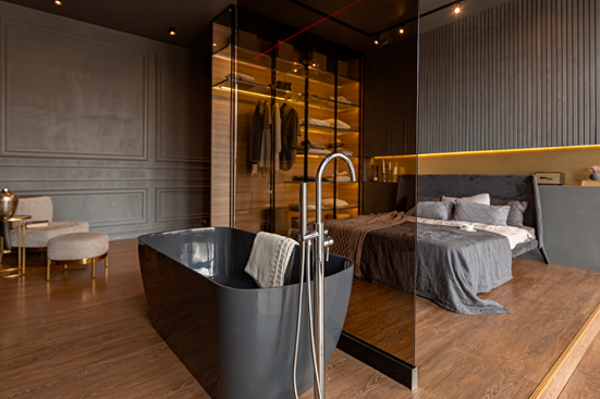Une chambre parentale avec dressing et salle d’eau 