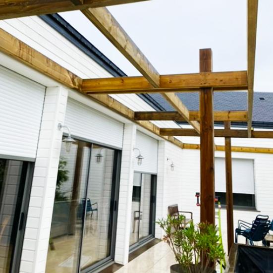 Détail de l'installation d'un auvent sur mesure