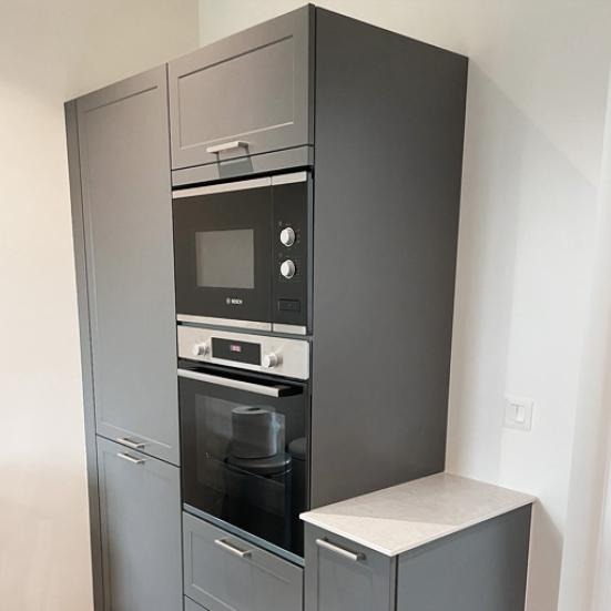 Détail d’une pose de cuisine à Locmariaquer dans le Morbihan