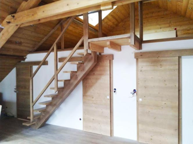 Pose des portes intérieures d'un chalet dans Les Vosges